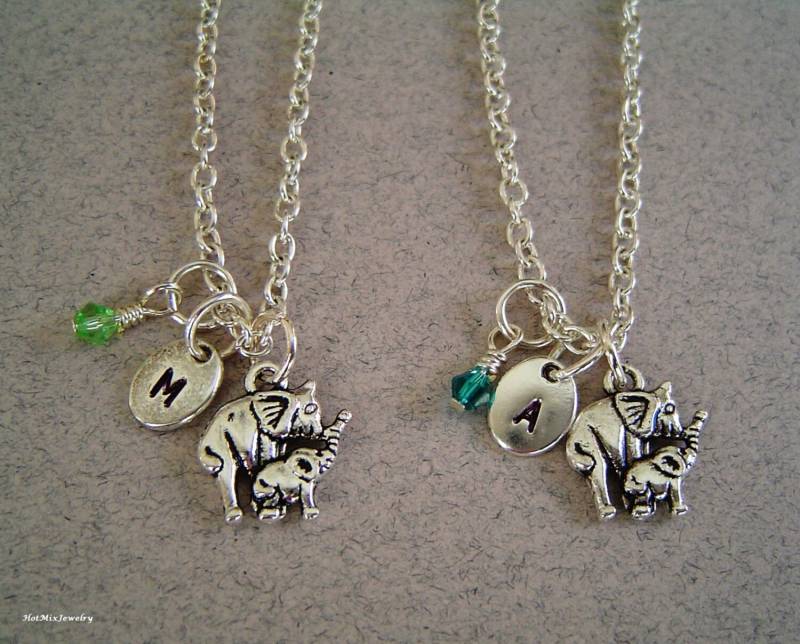 Mutter Tochter, Beste Freunde, Personalisierte Hand Ersten Monogramm Birthstone Gestempelt, Zwei Elefanten Charm Halskette von HotMixJewelry