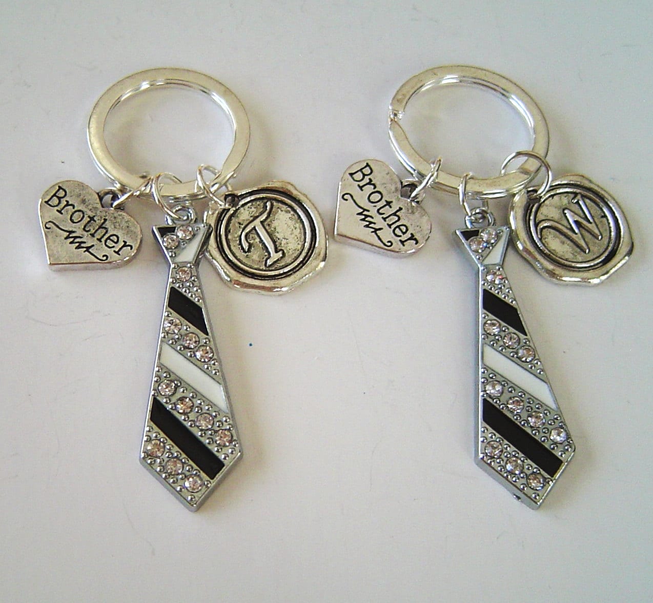 Paar Besten Freunde Personalisierte Schlüsselanhänger Mit Initial, Tie Bruder Herz Charms, Freundschaft Geschenk Für Stört von HotMixJewelry