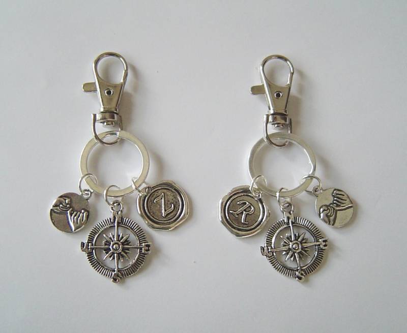 Paar Freundinnen Personalisierte Schlüsselanhänger Mit Initial, Kompass Pinky Schwöre Versprechen Und Drehbarem Karabinerverschluss, Freundschaft von HotMixJewelry