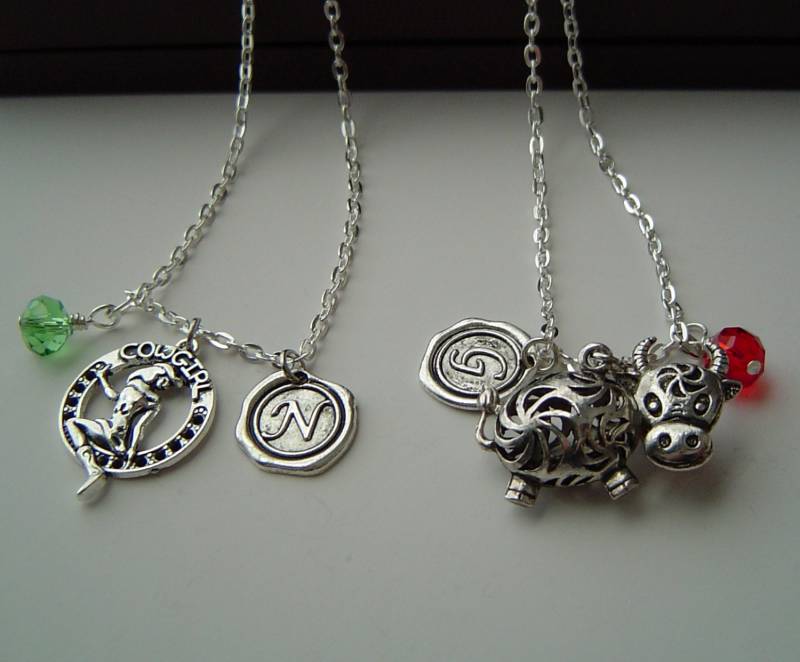 Paar Personalisierte Kette Mit Initialen Und Birthstones, Cowgirl Kuh Charms Für Mädchen Jungen, Humored Valentine's Day Gift von HotMixJewelry