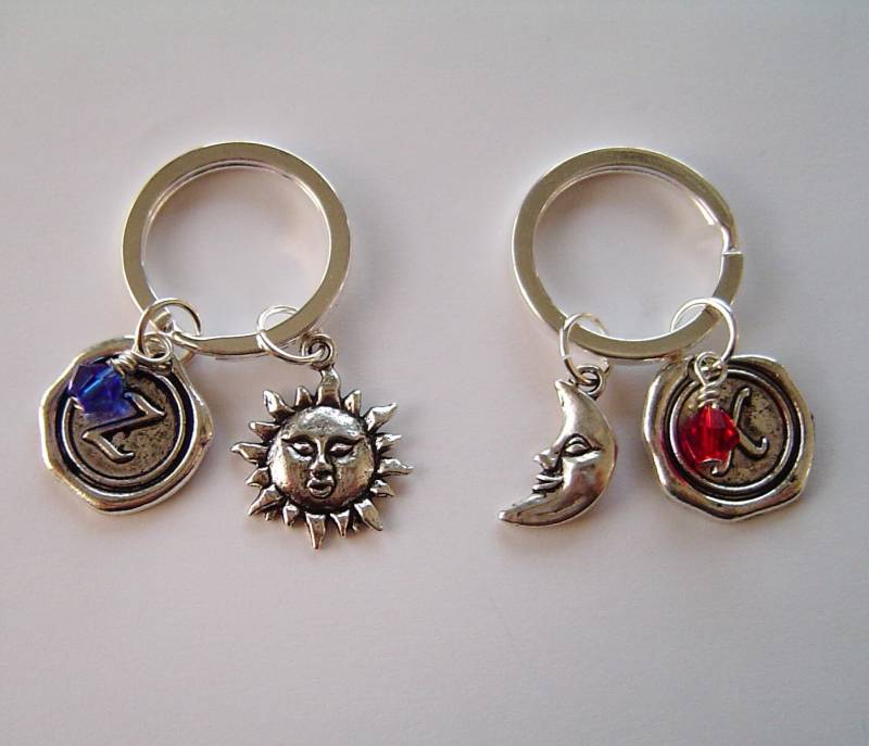 Paar Personalisierte Schlüsselanhänger Mit Ihnen Beiden Initialen Und Birthstones, Sonne & Mond Schlüsselbund Für Mädchen Junge, Humored von HotMixJewelry