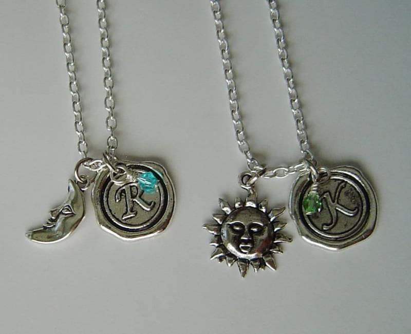 Paar Von Antique Silver Personalisierte Kette Mit Initialen Birthstones, Sun & Moon Halskette Für Mädchen Und Junge, Gelaunt Valentinstag Geschenk von HotMixJewelry