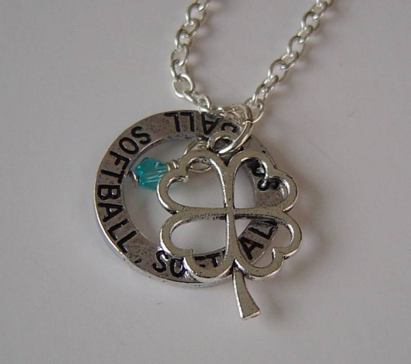 Personalisierte Glück Softball-Collier Mit Birthstone, "Softball" Massage Unterlegscheibe Und Gewürznelke Blatt Blume-Charme Für Softball-Teamfans Personalisierte Glück Softball-Collier Mit Birthstone, "Softball" Massage Unterlegscheibe Und Gewürznelke Blatt Blume-Charme Für Softball-Teamfans von HotMixJewelry