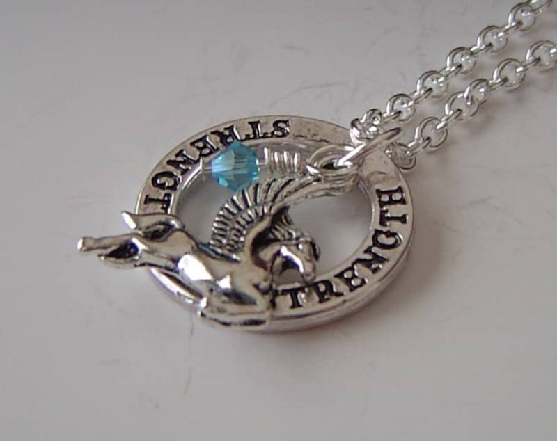 Personalisierte Halskette Mit Geburtsstein, Stärke Massage Waschmaschine Und Fliegenden Pferd Für Mädchen Junge Mutter Vater Schwester Bruder von HotMixJewelry