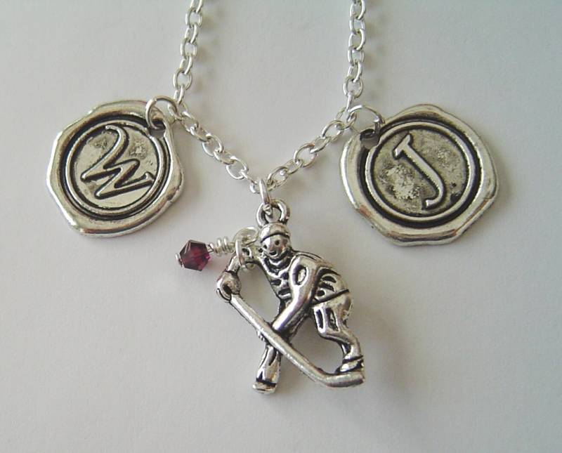 Personalisierte Kette Mit Zwei Initialen Und Birthstone, Antiksilber Eishockeyspieler Bezaubern Wie Hockey Eis Sport Boy, Bruder, Vater von HotMixJewelry