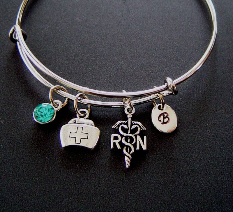 Rn Krankenschwester Und Hut Personalisierte Erweiterbar Armreif Armband Von Hand Gestempelt Erste Geburtsstein, Gradieranlage, Mädchen Mama von HotMixJewelry