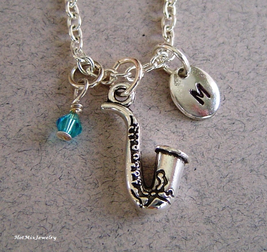 Saxophon-Halskette, Personalisierte Hand Gestempelt Anfängliche Monogramm Birthstone, Antique Silver Saxophon Charm Halskette von HotMixJewelry