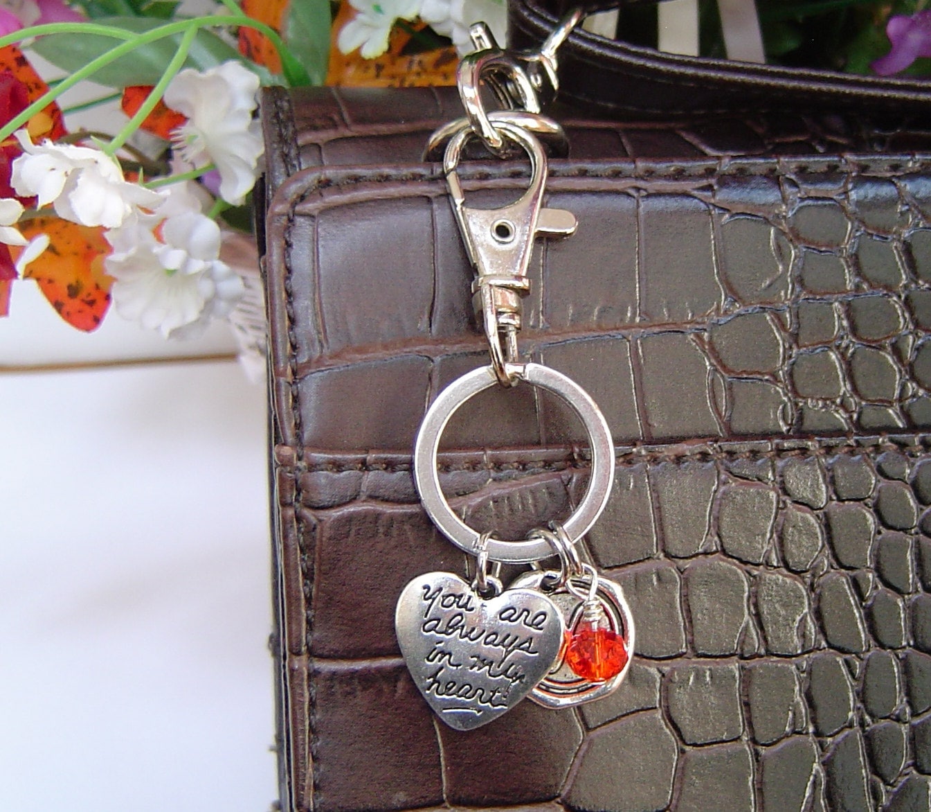 Sie Sind Immer in Meinem Herzen Charme Schlüsselanhänger, Personalisierte Antik Silber Wachs Siegel Initial Birthstone, Zitat Herzschlüsselanhänger von HotMixJewelry