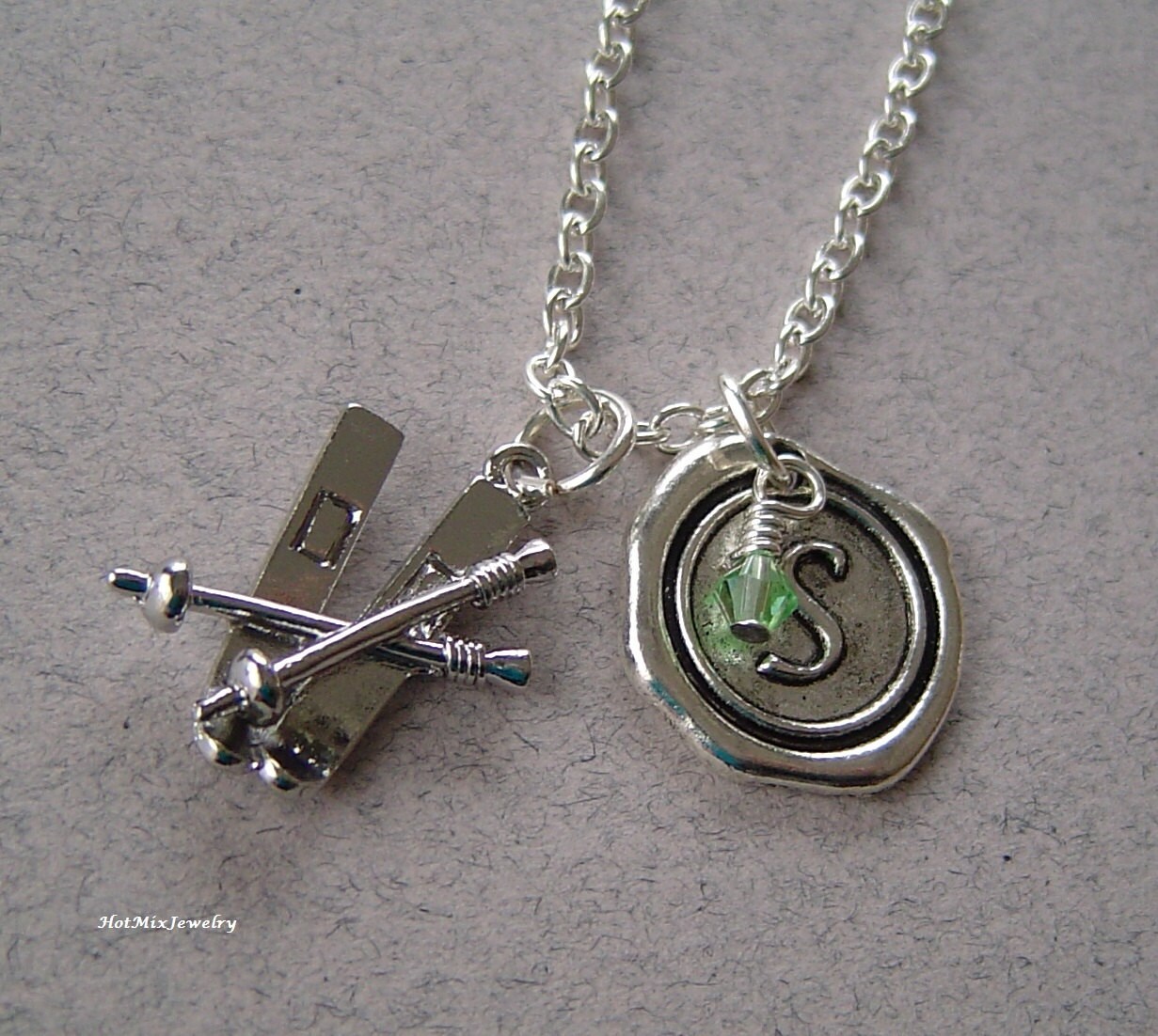 Ski Halskette, Personalisierte Antique Silver Wax Seal Birthstone Initial, Antik Silber Halskette von HotMixJewelry