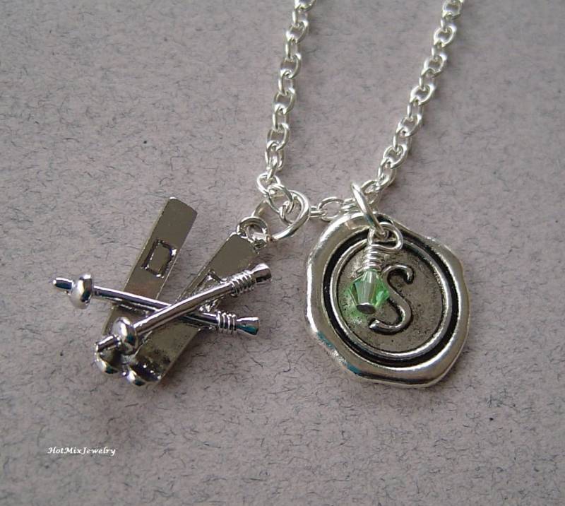 Ski Halskette, Personalisierte Antique Silver Wax Seal Birthstone Initial, Antik Silber Halskette von HotMixJewelry