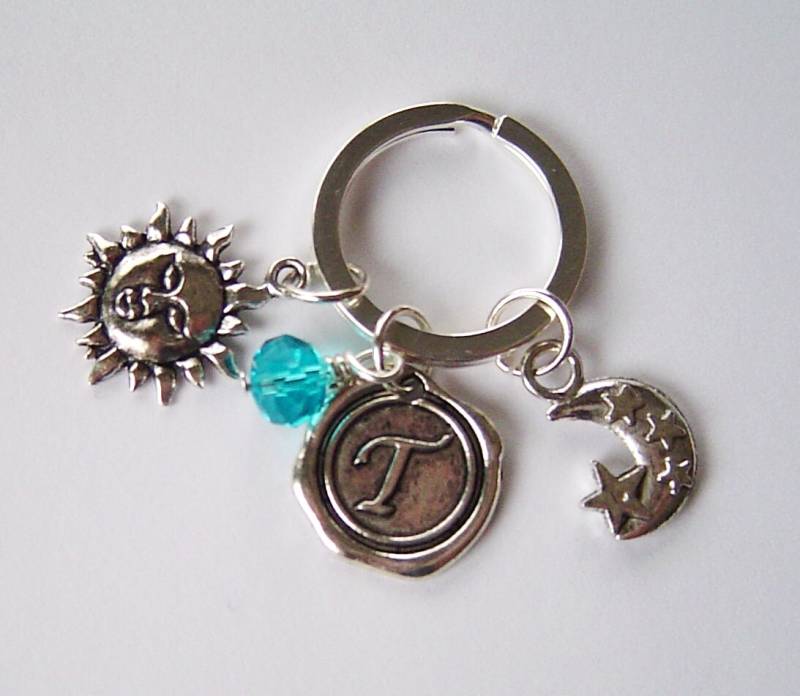 Sonne Und Mond Charms Personalisierte Schlüsselanhänger Mit Initial, Birthstone; Beste Geschenk, Geburtstag-Schlüsselanhänger von HotMixJewelry