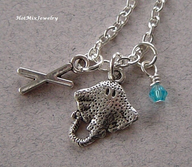 Stechrochen Halskette Necklace, Personalisierte Birthstone Initiale, Antik Silber Stingray von HotMixJewelry