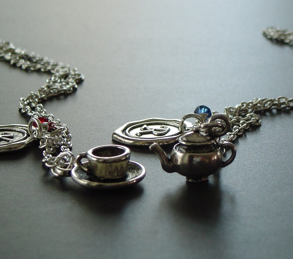 Teetasse Und Teekanne Zwei Beste Freunde Halsketten, Freundin Personifiziert Antik Silber Wax Seal Birthstone Initial von HotMixJewelry