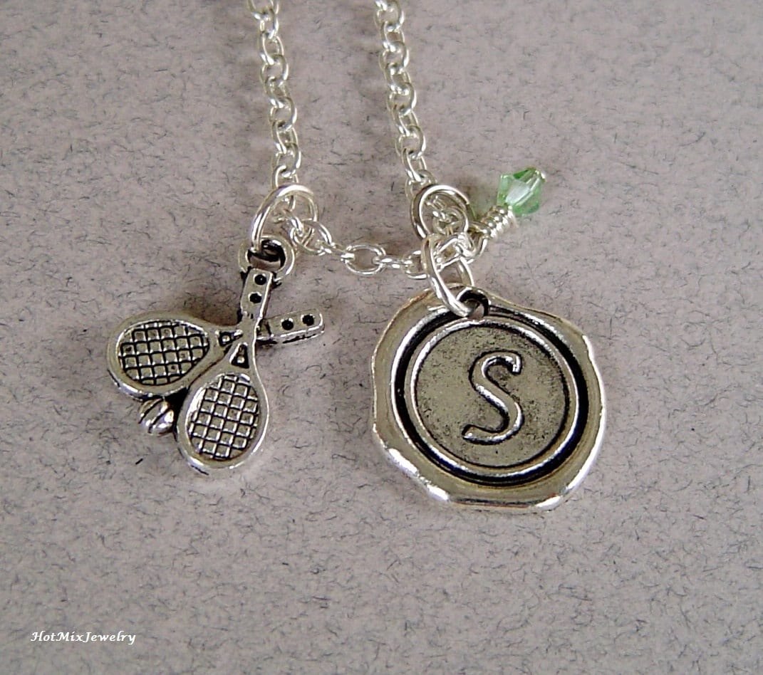 Tennis Rackets Charm Halskette, Personalisierte Antik Silber Wax Seal Birthstone Initiale, Racquet Halskette von HotMixJewelry