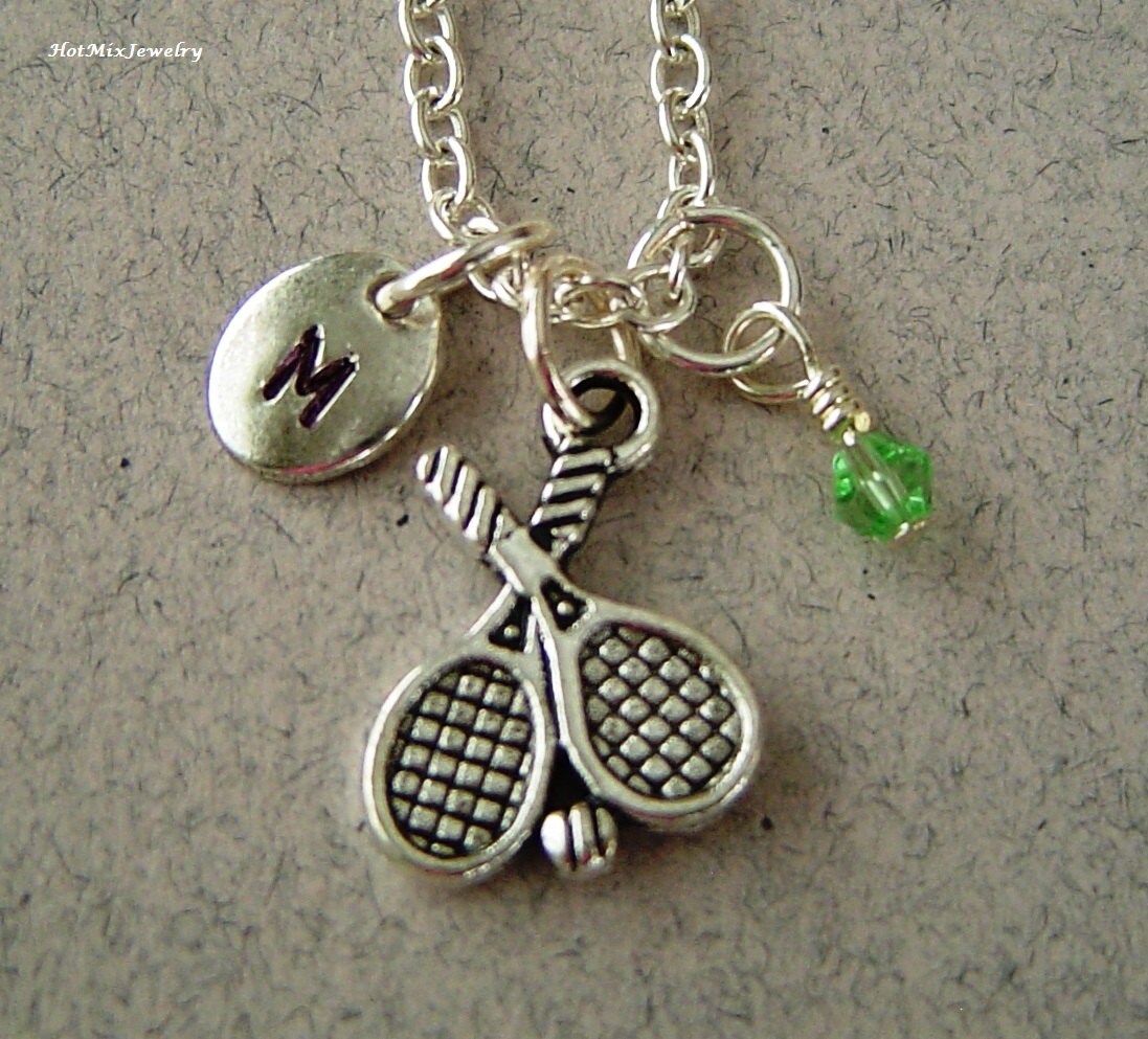 Tennisschläger Und Ball Charm Halskette, Personalisierte Antik Silber Hand Gestempelt Anfängliche Monogramm Birthstone Tennis Racket Halskette von HotMixJewelry