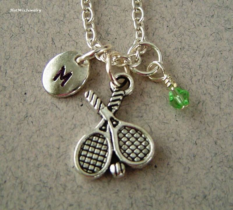 Tennisschläger Und Ball Charm Halskette, Personalisierte Antik Silber Hand Gestempelt Anfängliche Monogramm Birthstone Tennis Racket Halskette von HotMixJewelry
