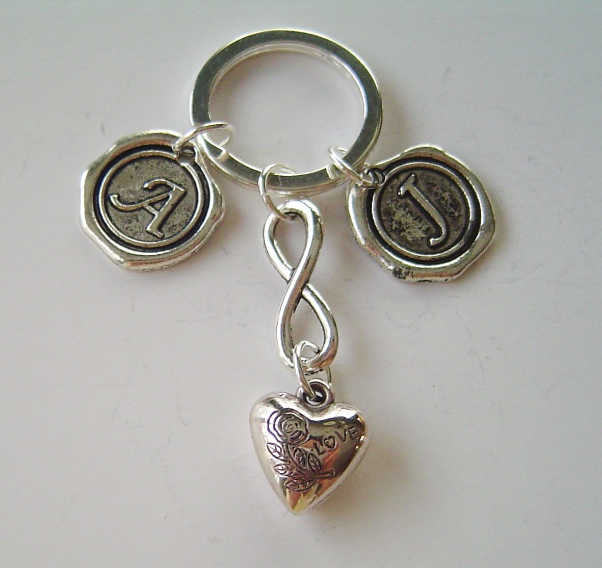 Unendlich-Zeichen Und Liebe Herz Personalisierte Schlüsselanhänger Mit 2 Initialen; Unendlich Valentinstag, Muttertag, Vatertag Geschenk von HotMixJewelry