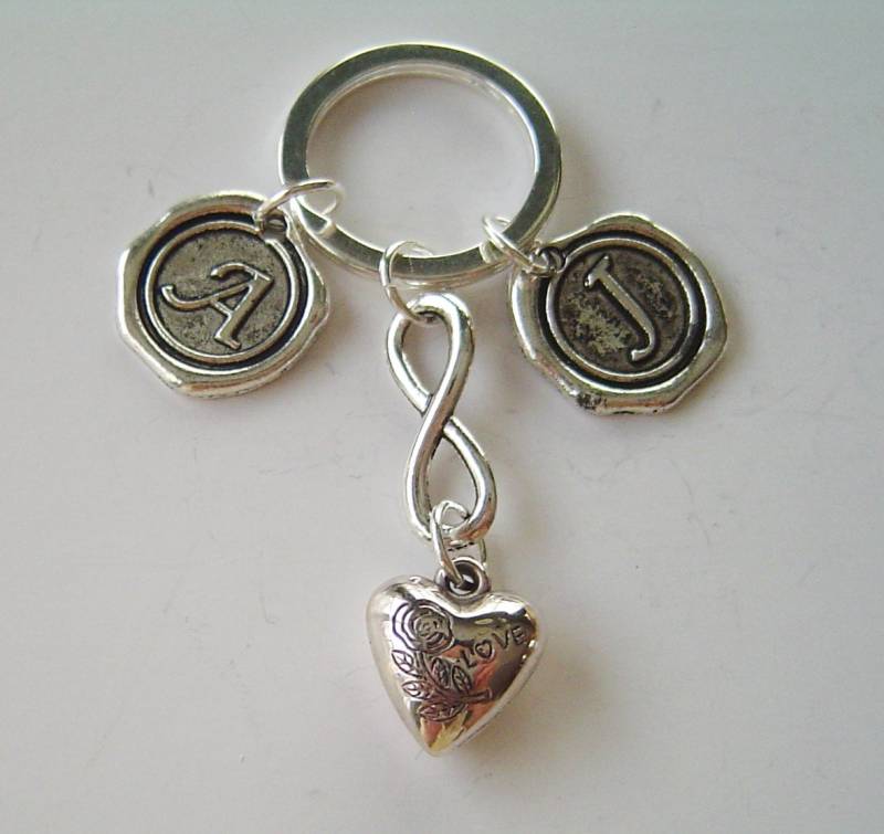 Unendlich-Zeichen Und Liebe Herz Personalisierte Schlüsselanhänger Mit 2 Initialen; Unendlich Valentinstag, Muttertag, Vatertag Geschenk von HotMixJewelry