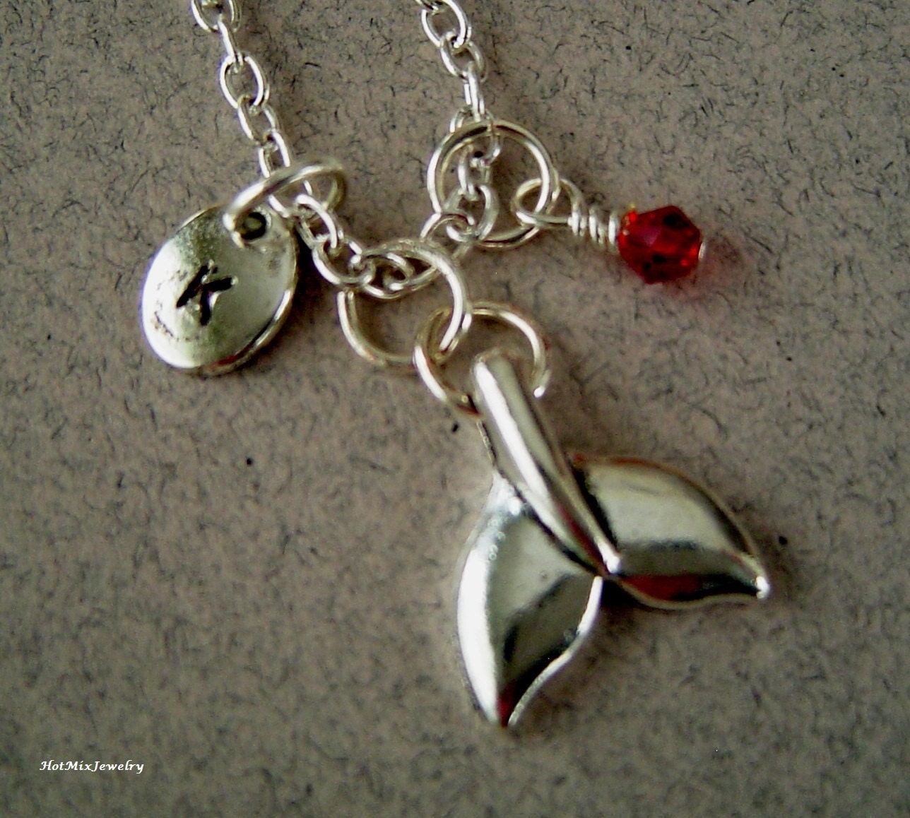 Whale Tail Charm Halskette, Personalisierte Antik Silber Hand Gestempelt Anfängliche Birthstone, Monogramm Fin Halskette von HotMixJewelry