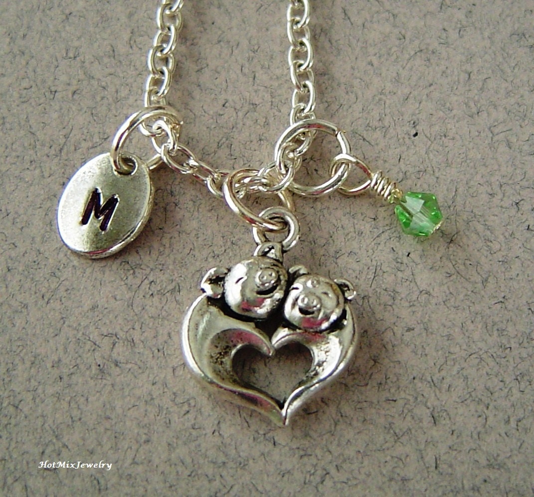 Zwei Schweine Herz Charm Halskette, Personalisierte Hand Gestempelt Anfängliche Monogramm Birthstone, Antiken Silber Baby Ferkel von HotMixJewelry