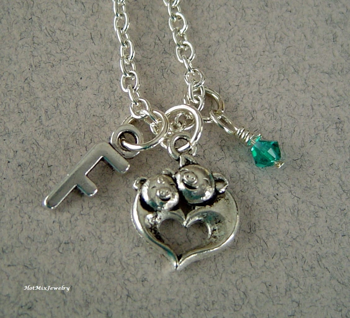 Zwei Schweine Herz Halskette, Personalisierte Antik Silber Birthstone Anfängliche Monogramm Baby Ferkel Mutter Tochter Halskette von HotMixJewelry