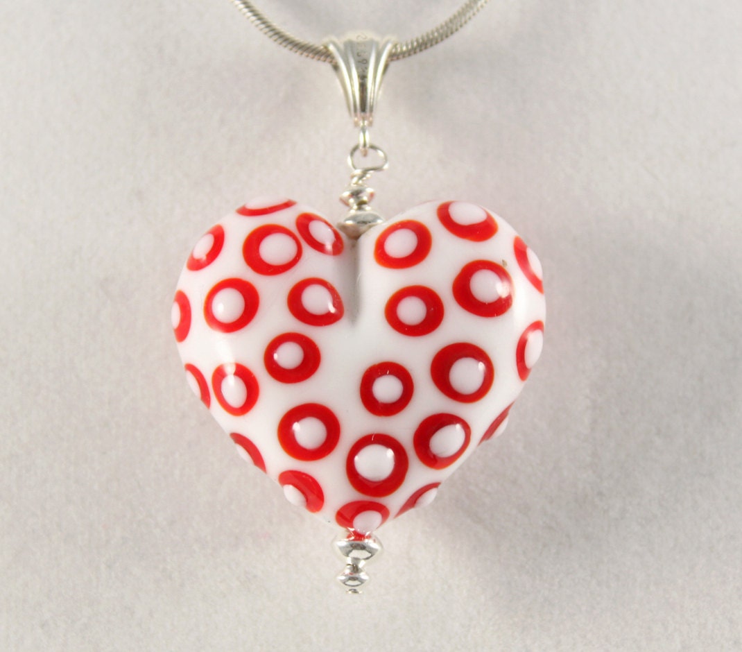 Weiß Herz Anhänger Mit Red Dots Lampwork Glasperle Sterling Silber-Ergebnisse Weiß Herz Anhänger Mit Red Dots Lampwork Glasperle Sterling Silber-Ergebnisse von HotPieceofGlassBeads