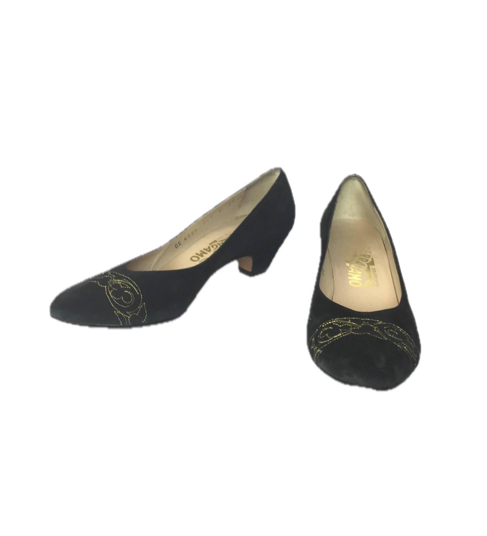 1990's Salvatore Ferragamo Schwarze Wildleder Pumps Gr. 8 von HotelValentine