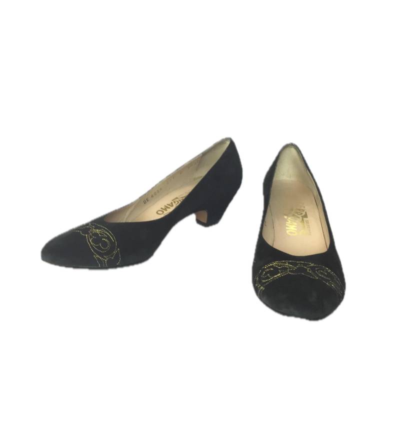 1990's Salvatore Ferragamo Schwarze Wildleder Pumps Gr. 8 von HotelValentine