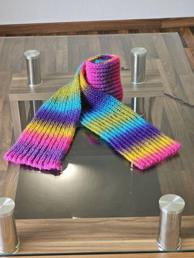 Handgefertigter Regenbogen-Strickschal - Weich, Warm Und Stilvoll Handgefertigter Regenbogen-Strickschal - Weich, Warm Und Stilvoll von HotsAngel
