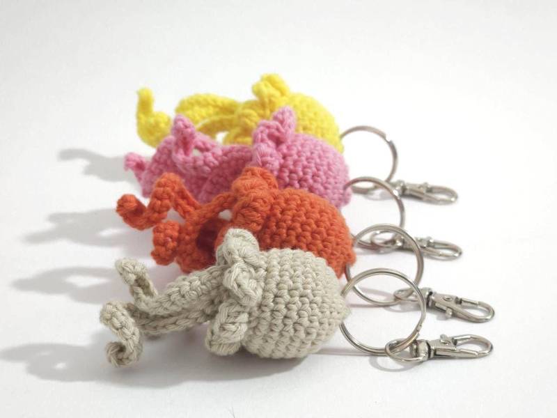 Handgemachter Gehäkelter Oktopus Schlüsselanhänger Bunter Baumwollmini Squid Handgemachter Gehäkelter Oktopus Schlüsselanhänger Bunter Baumwollmini Squid von HotsAngel