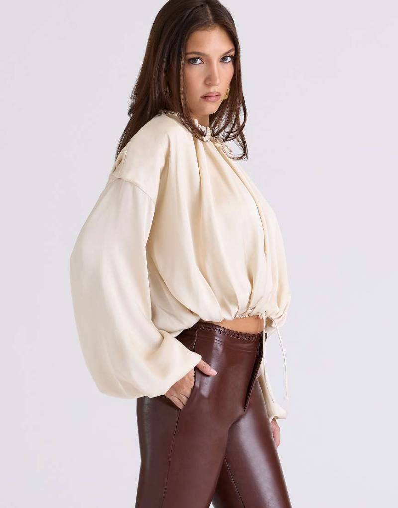 House of CB - Talia - Satin-Bluse in Ecru mit offener Vorderseite-Neutral von House of CB