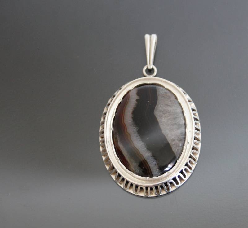 70Er Jahre Anhänger, Gebänderter Achat. 800Er Silber. Geometrisch von HouseOf3Cats