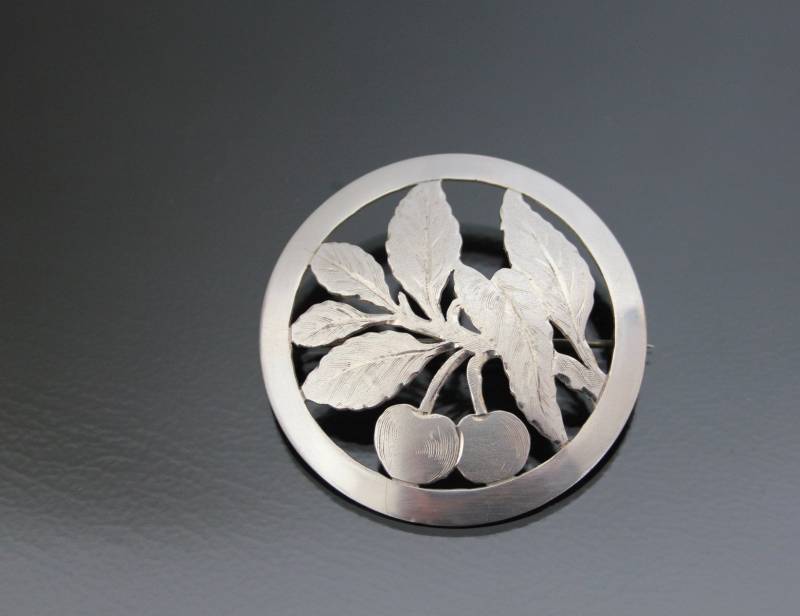 Art Deco Brosche. Florales Silber 800. Vintage Kirschen von HouseOf3Cats