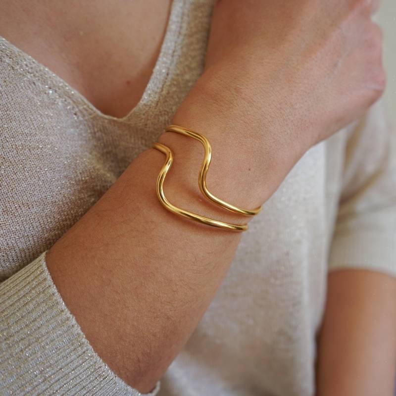 Gold Wellen Armreif, Stacking Armband Boho Zart Minimal Free People Style 24K Vergoldet Zierliche Statement Armspange Einfache Welle Design von HouseOfAsterodea