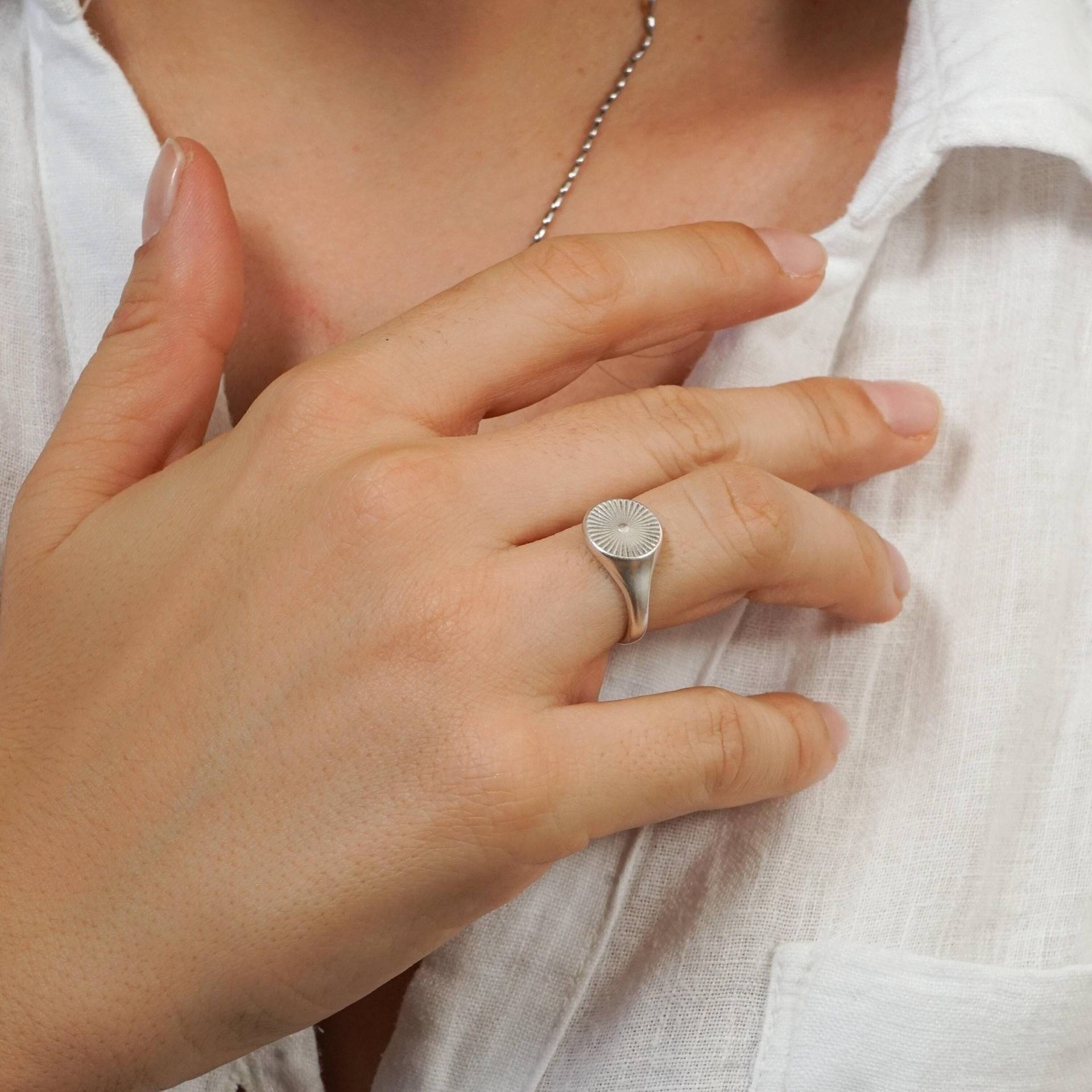 Sonnenstrahlen Siegelring Silber, Sonnenstrahl Siegelring, Boho Ring, Minimalist Geschenk Für Sie Und Ihn von HouseOfAsterodea