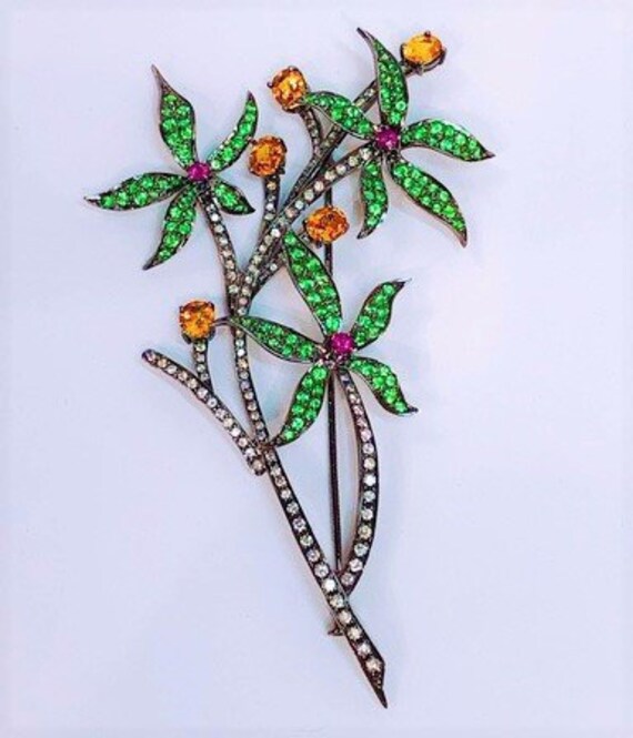 Blumenzweig Brosche Mit Natürlichen Diamanten Und Edelsteinen von HouseOfGemsNYC