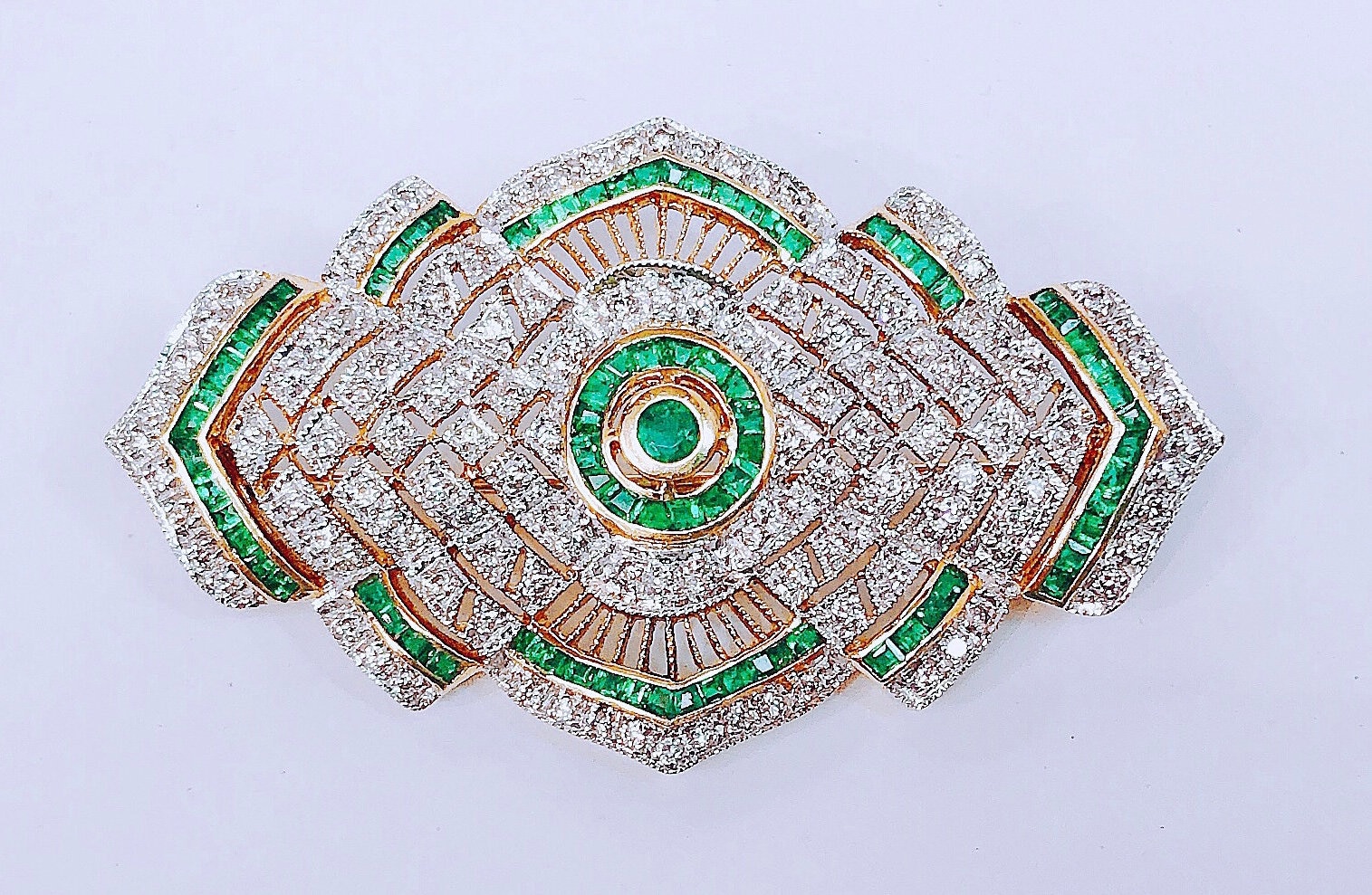 Vintage Smaragd Und Naturdiamant Muster Brosche in 18K Gelbgold von HouseOfGemsNYC