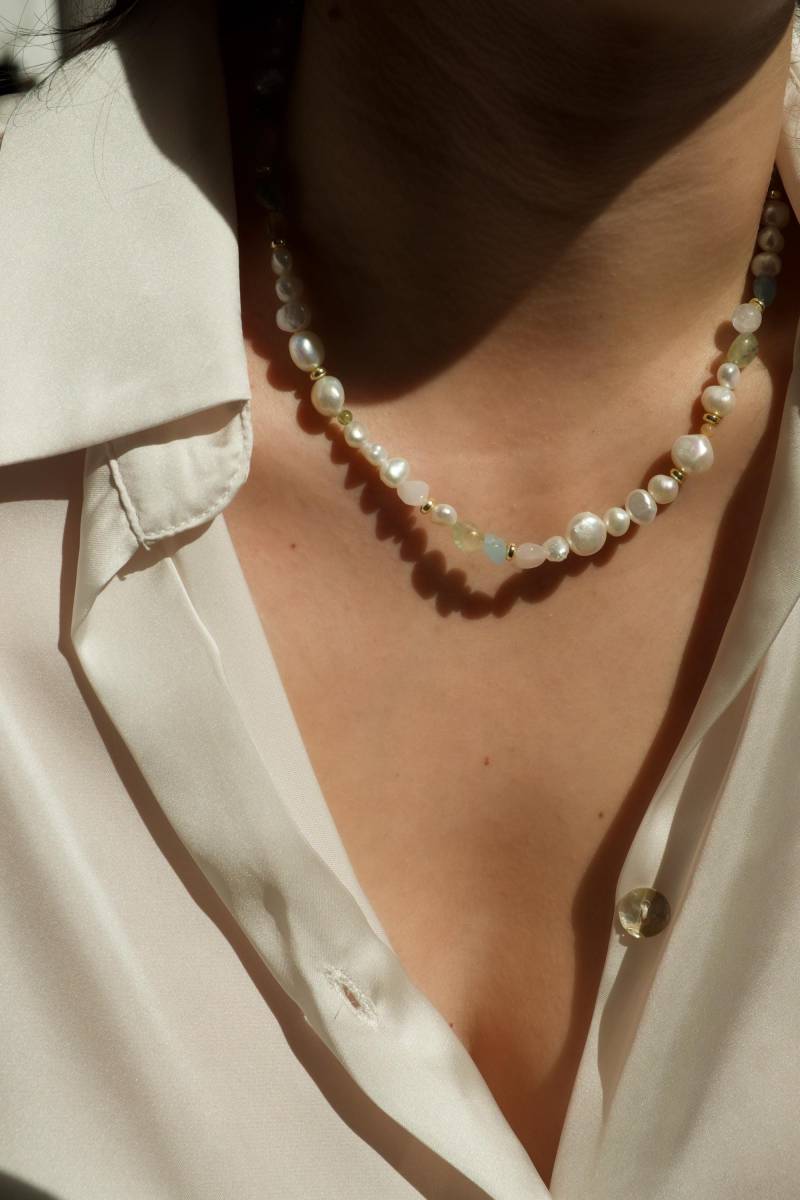 Aiana Necklace | Kette Süßwasserperlen Edelstein Frühling Sommer von HouseOfNikodem