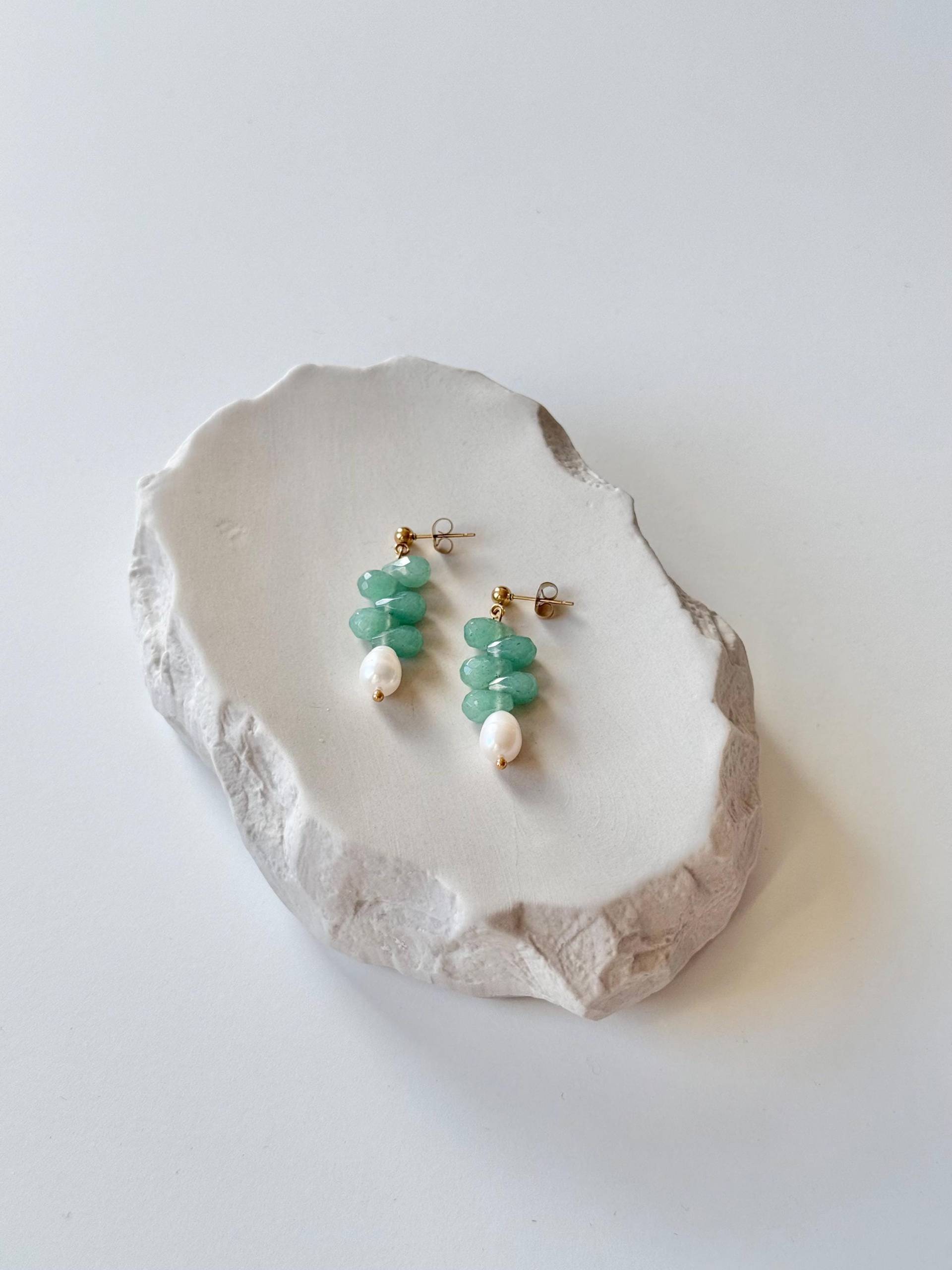 Cami Earrings | Ohrringe Mit Grünem Anhänger Und Süßwasserperle Cami Earrings | Ohrringe Mit Grünem Anhänger Und Süßwasserperle von HouseOfNikodem