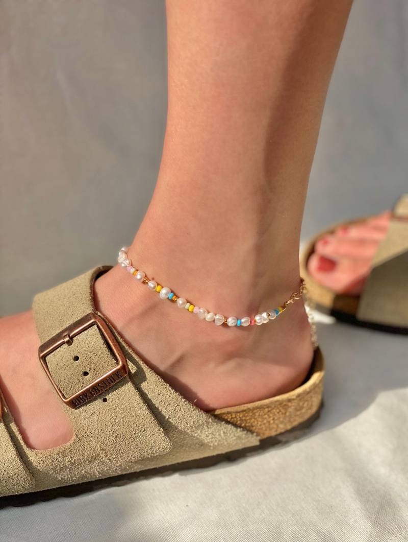Eleni Anklet | Buntes Fußkettchen Mit Kleinen Süßwasserperlen von HouseOfNikodem