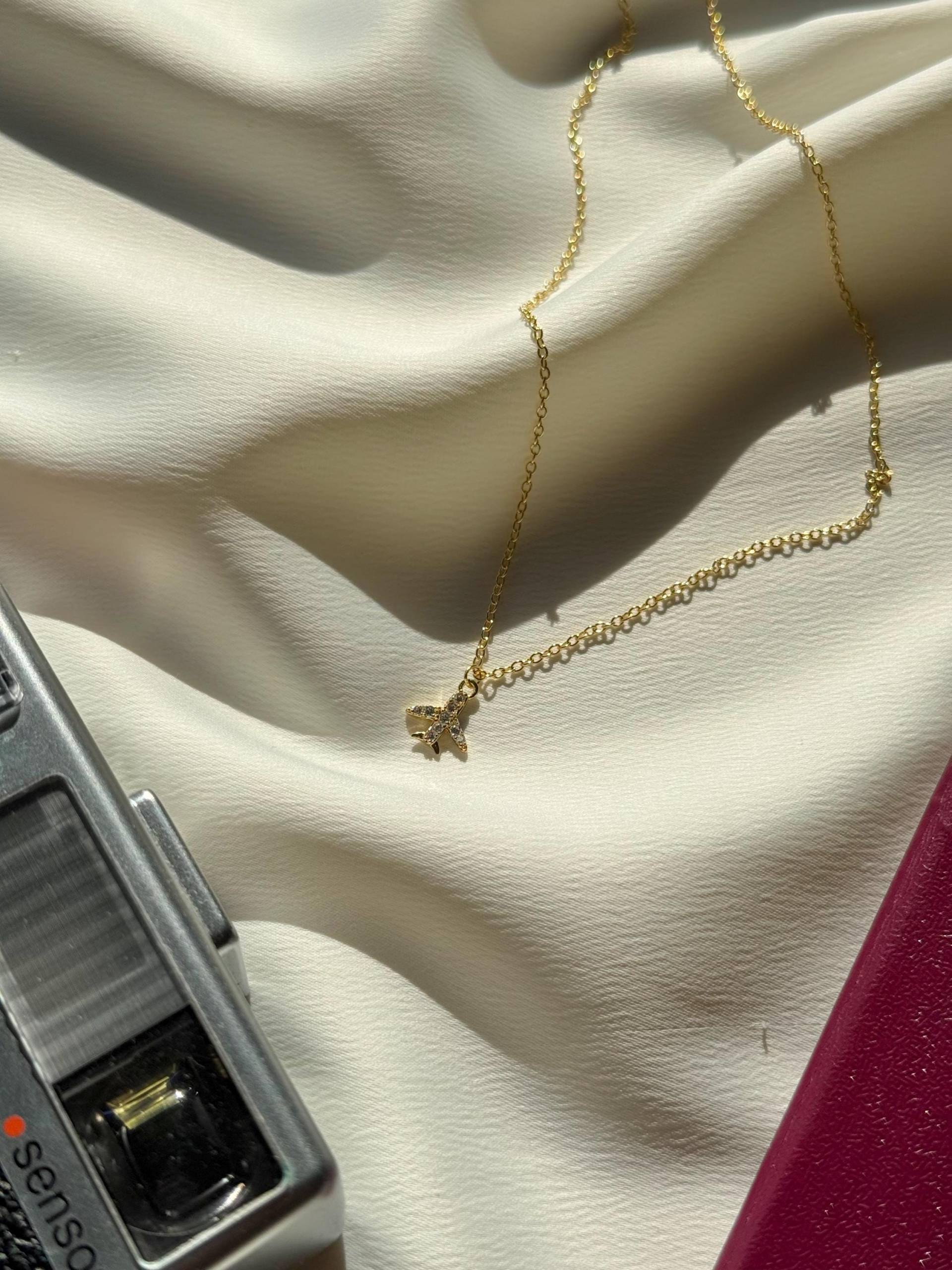 Fly Away Necklace | Goldene Kette Mit Flugzeug Anhänger Fly Away Necklace | Goldene Kette Mit Flugzeug Anhänger von HouseOfNikodem