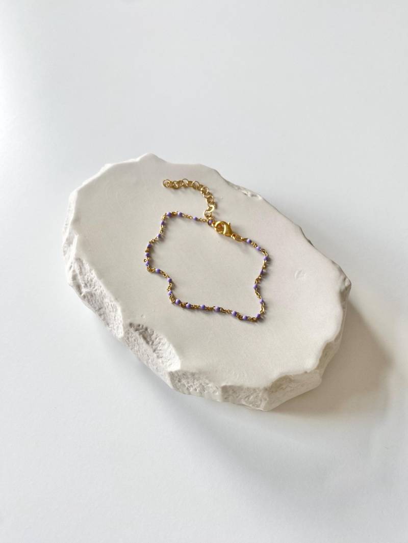 Gaia Anklet | Filigranes Fußkettchen Aus Metall Mit Fliederfarbenen Akzenten von HouseOfNikodem