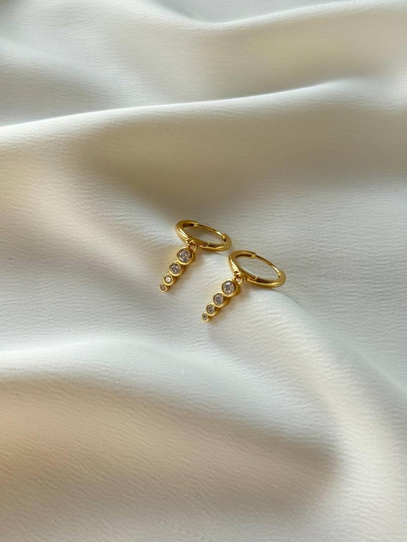 Mari Hoops | Goldene Creolen Mit Zirkonia Anhänger von HouseOfNikodem