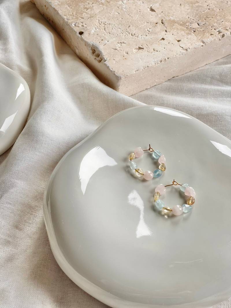 Tova Earrings | Goldene Creolen Mit Edelsteinen von HouseOfNikodem