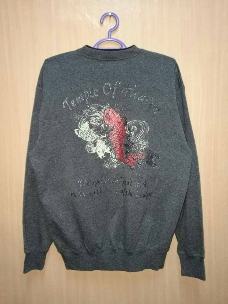 Selten Jahrgang Sukajan Koi Fisch Druck Spellout Pullover Sweatshirt von HouseOfWMK