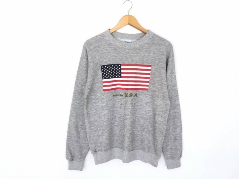 Vintage 80Er Jahre Flagge Usa Spellout Pullover Sweatshirt von HouseOfWMK