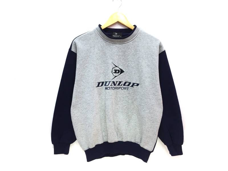 Vintage Dunlop Motorsport Großes Logo Spellout Stickerei Pullover Sweatshirt von HouseOfWMK