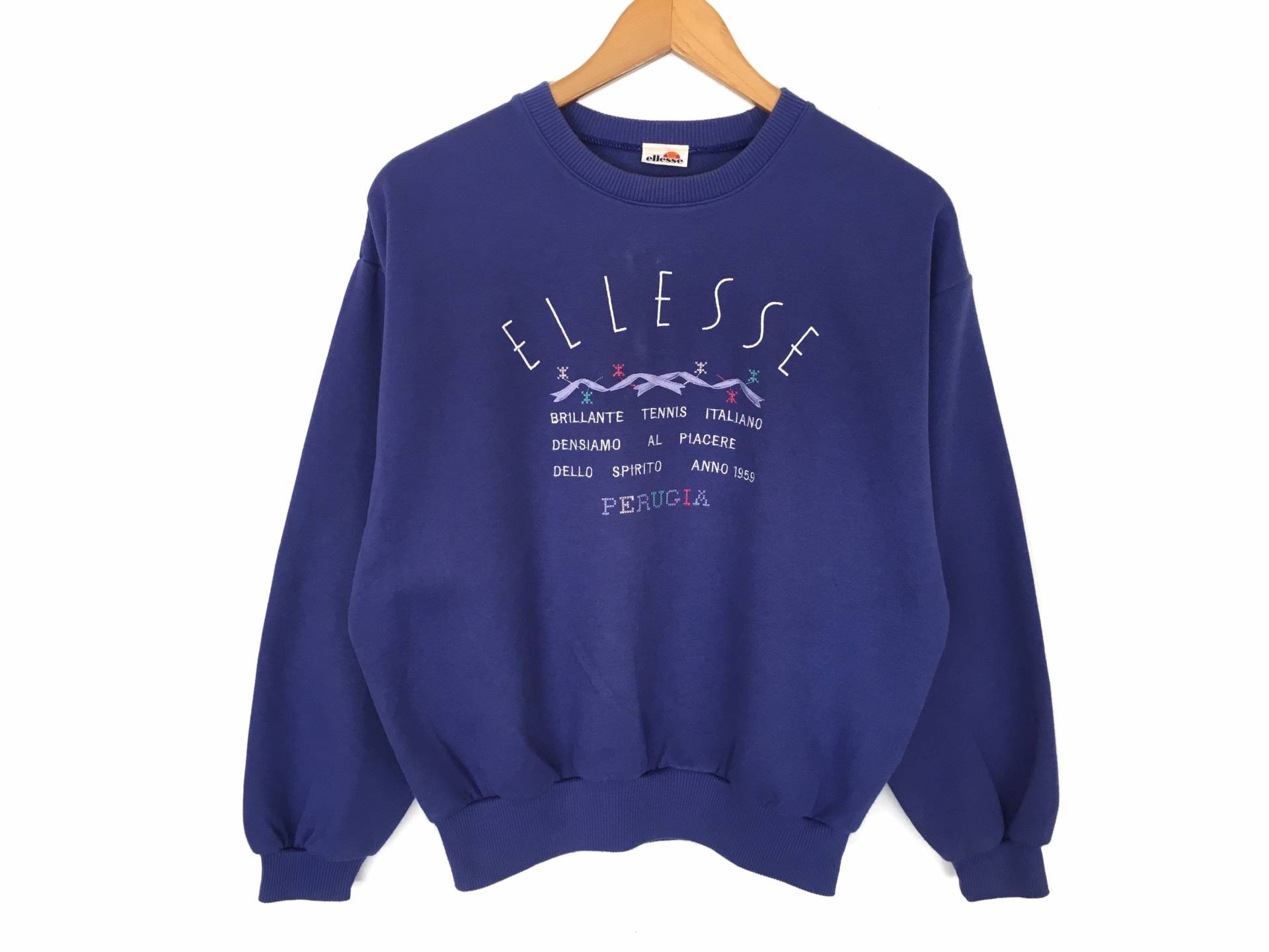 Vintage Ellesse Tennis Perugia Italiano Spellout Stickerei Pullover Sweatshirt Frauen von HouseOfWMK