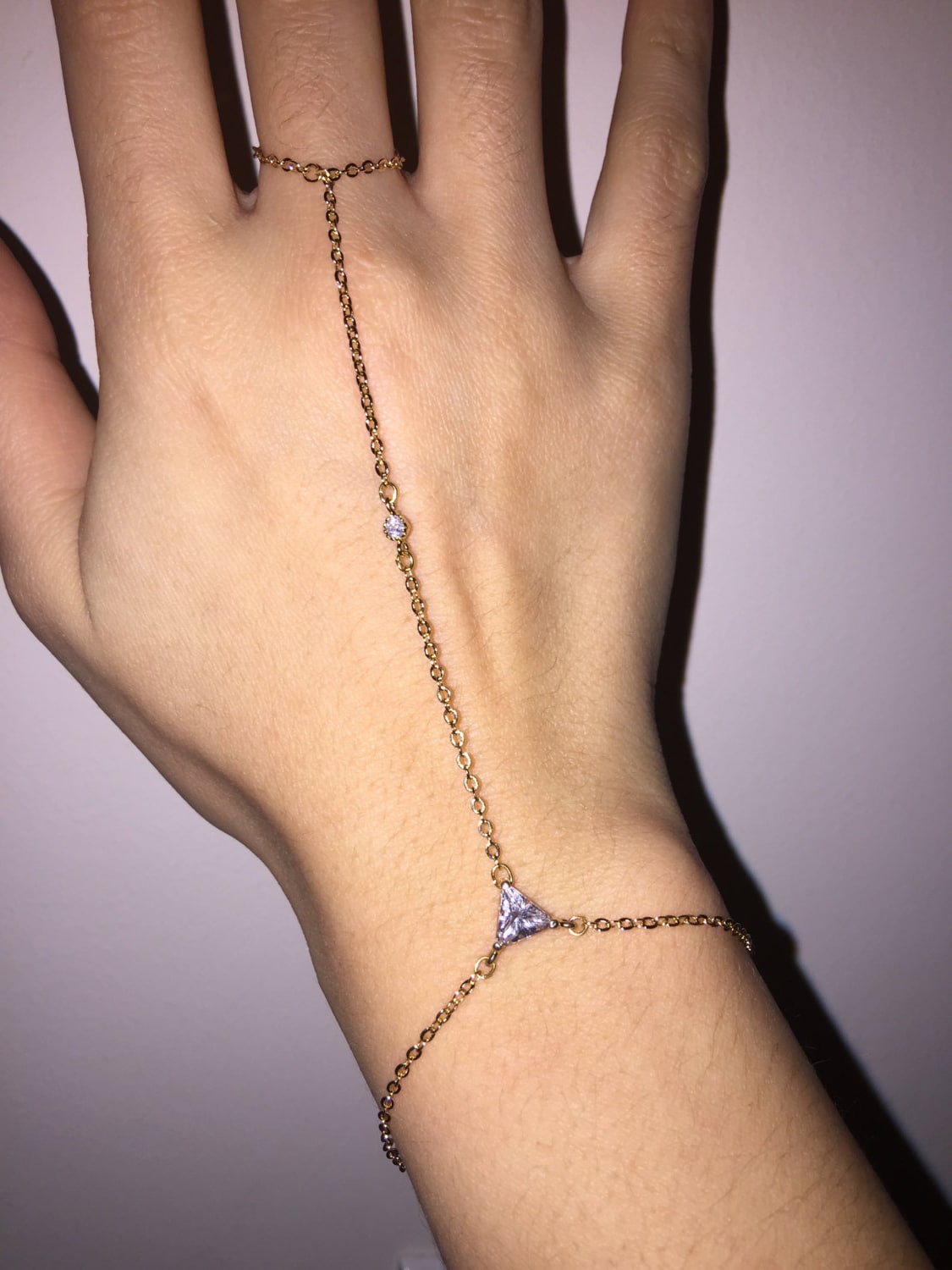 Zierliche Gold Hand Kettenarmband Dreieck Kristall Anhänger Zierliche Gold Hand Kettenarmband Dreieck Kristall Anhänger von HouseofGilt