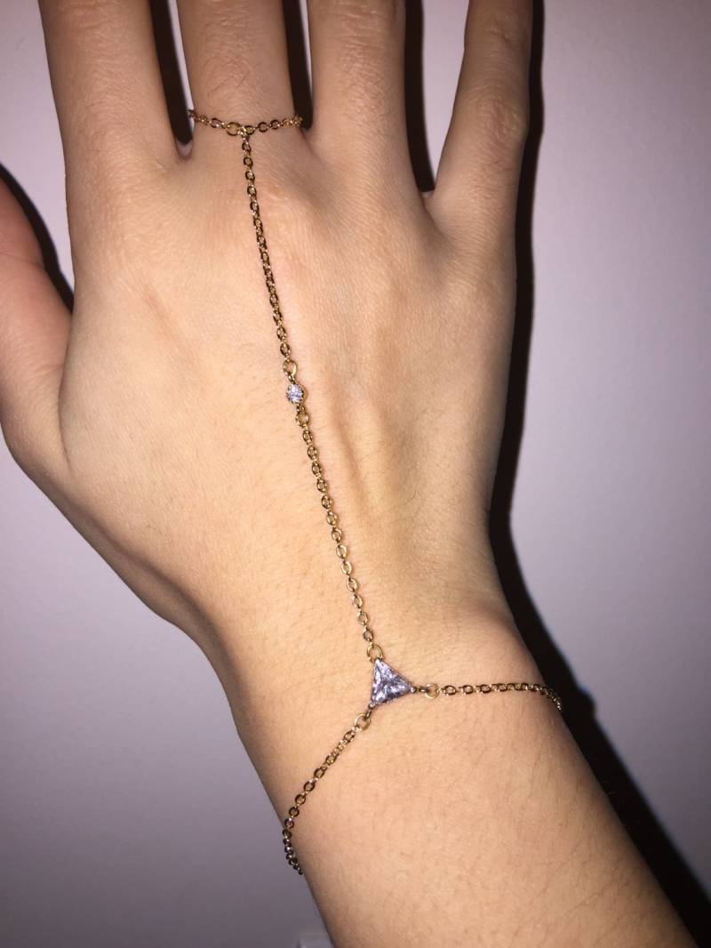 Zierliche Gold Hand Kettenarmband Dreieck Kristall Anhänger Zierliche Gold Hand Kettenarmband Dreieck Kristall Anhänger von HouseofGilt